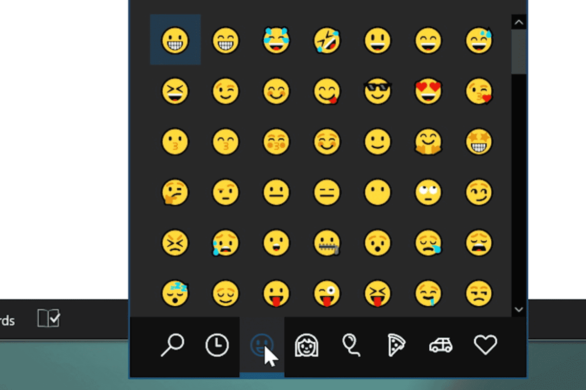 Tastiera di un PC Windows con il tasto Windows evidenziato, punto di partenza per le quattro combinazioni rapide che sbloccano emoji, dettatura vocale, screenshot e monitor delle prestazioni