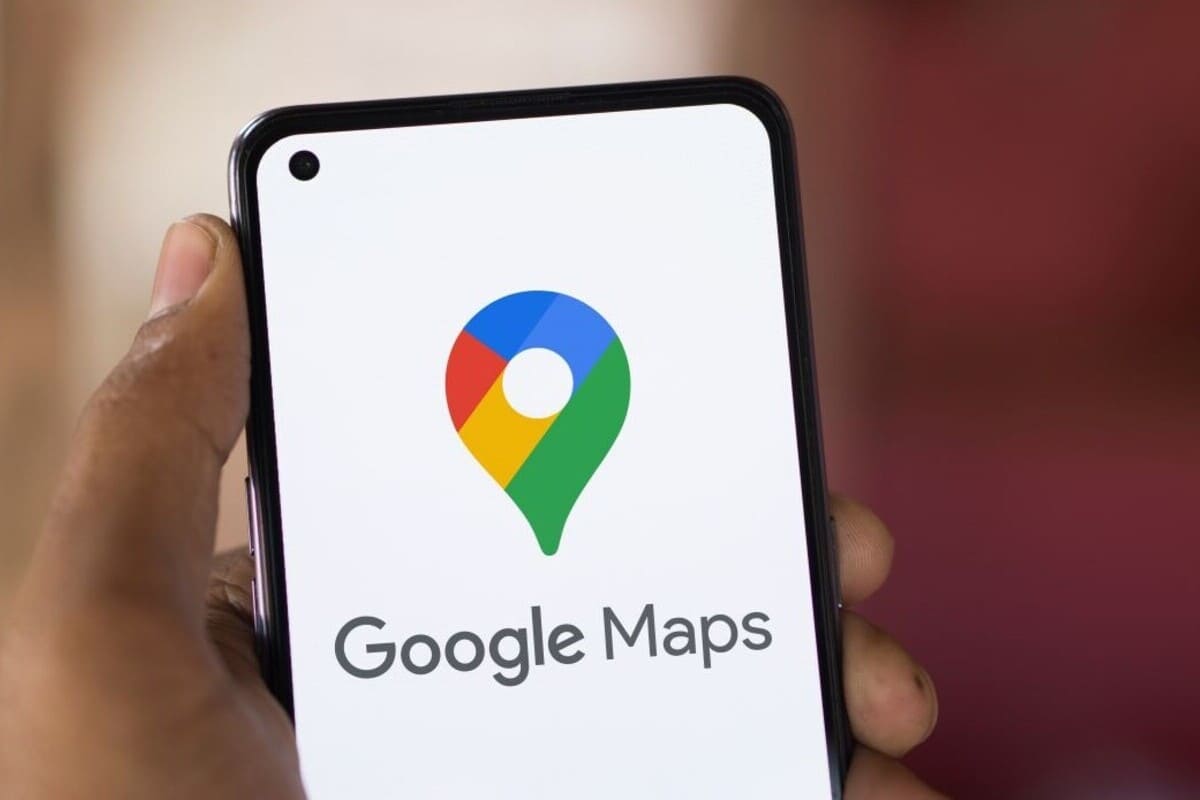 Smartphone con applicazione Google Maps in apertura