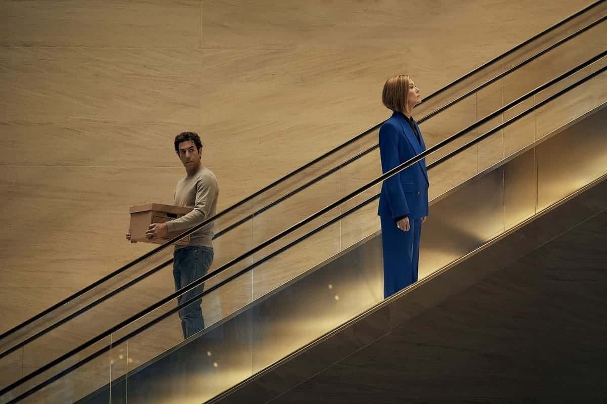 Una scena di Ladies First su Netflix, la commedia che catapulta un uomo d'affari maschilista in un universo parallelo dominato da un matriarcato totale con i ruoli di genere completamente invertiti