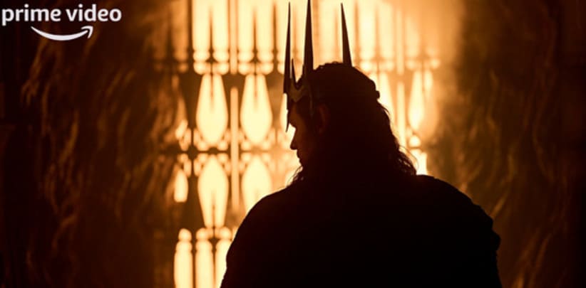 Charlie Vickers nei panni di Sauron con la corona nell'immagine ufficiale de Il Signore degli Anelli: Gli Anelli del Potere stagione 3, la prima foto diffusa da Prime Video con la data di uscita dell'11 novembre 2026
