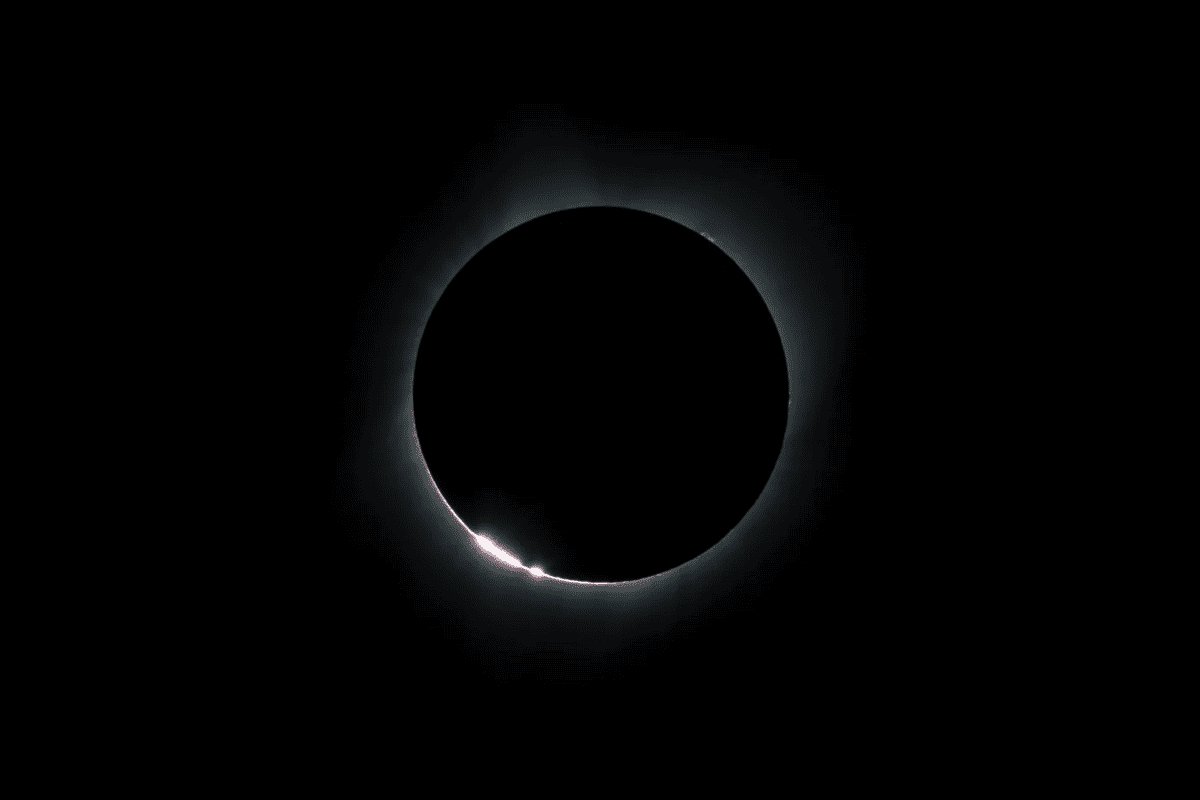 Le Perle di Baily durante un'eclissi solare totale, i destellos di luce che filtrano attraverso le valli lunari nei secondi precedenti la totalità del 2 agosto 2027, la più lunga del XXI secolo