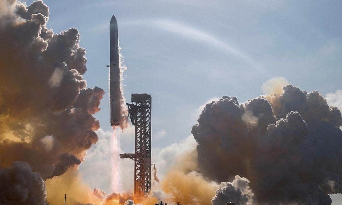 Un razzo Falcon 9 di SpaceX durante il lancio