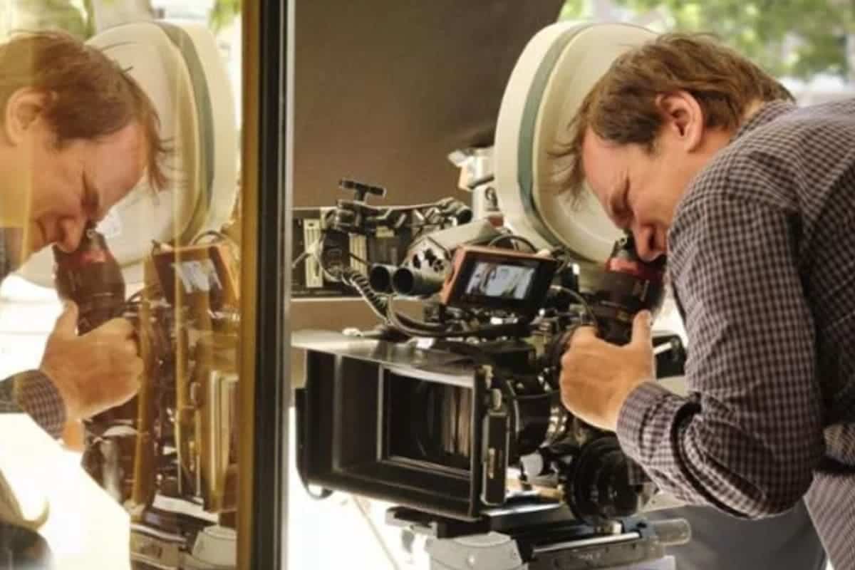Tarantino dietro alla macchina da presa durante la lavorazione del film Once Upon a Time in Hollywood.