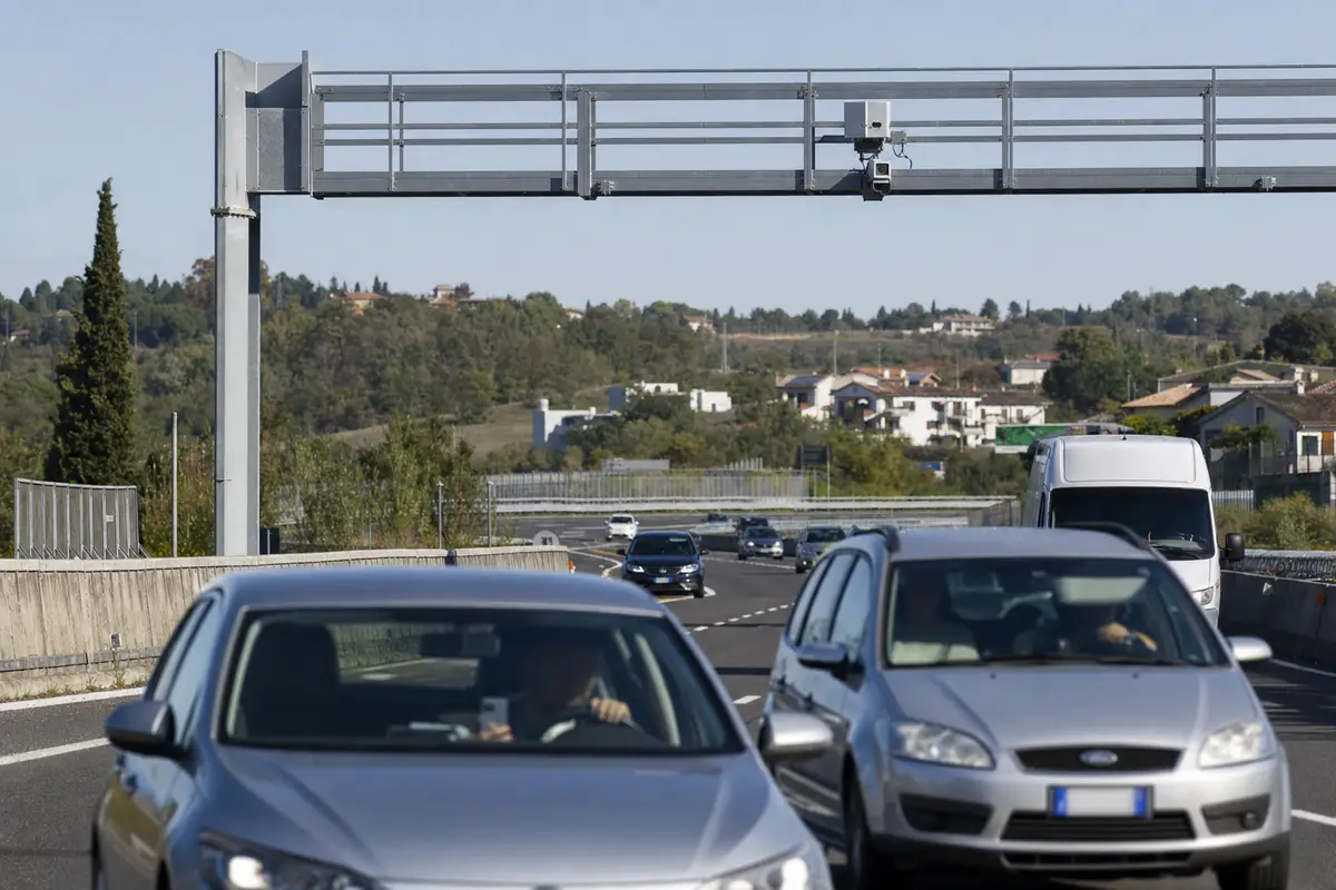 L'autovelox con l'AI arriva in Italia: è in grado di capire anche se stiamo utilizzando WhatsApp