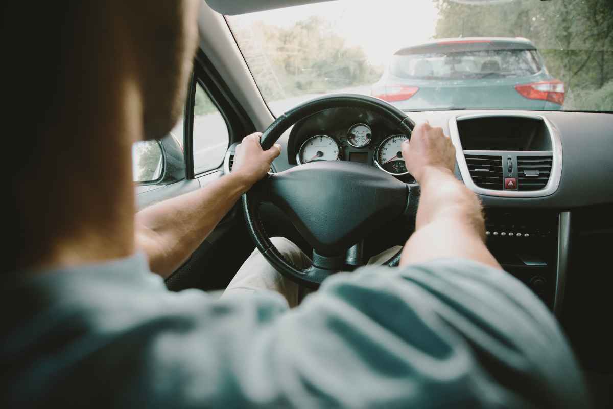 Tutti pensano sia legale portarli in auto ma non lo è: attenzione o rischi una multa