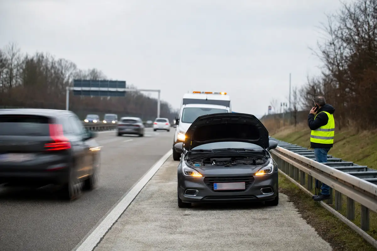 Se l'auto si guasta e fai così ti becchi anche una multa: attenzione alla novità