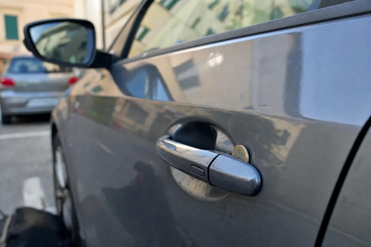Cosa significa trovare una moneta nella maniglia della portiera dell'auto e perché è importante sapere cosa fare?