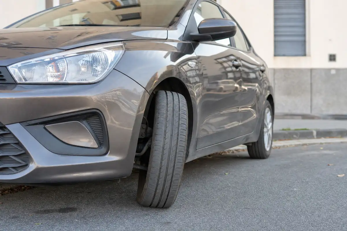 Il meccanico è stato chiaro: non bisogna mai parcheggiare le ruote in quella posizione