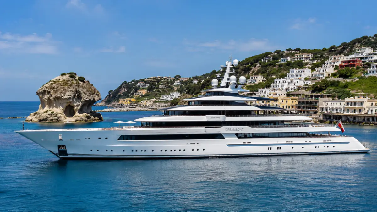 Avvistato a Ischia superyacht ultratecnologico da 111 metri: spa, cinema e non solo. Chi è il proprietario