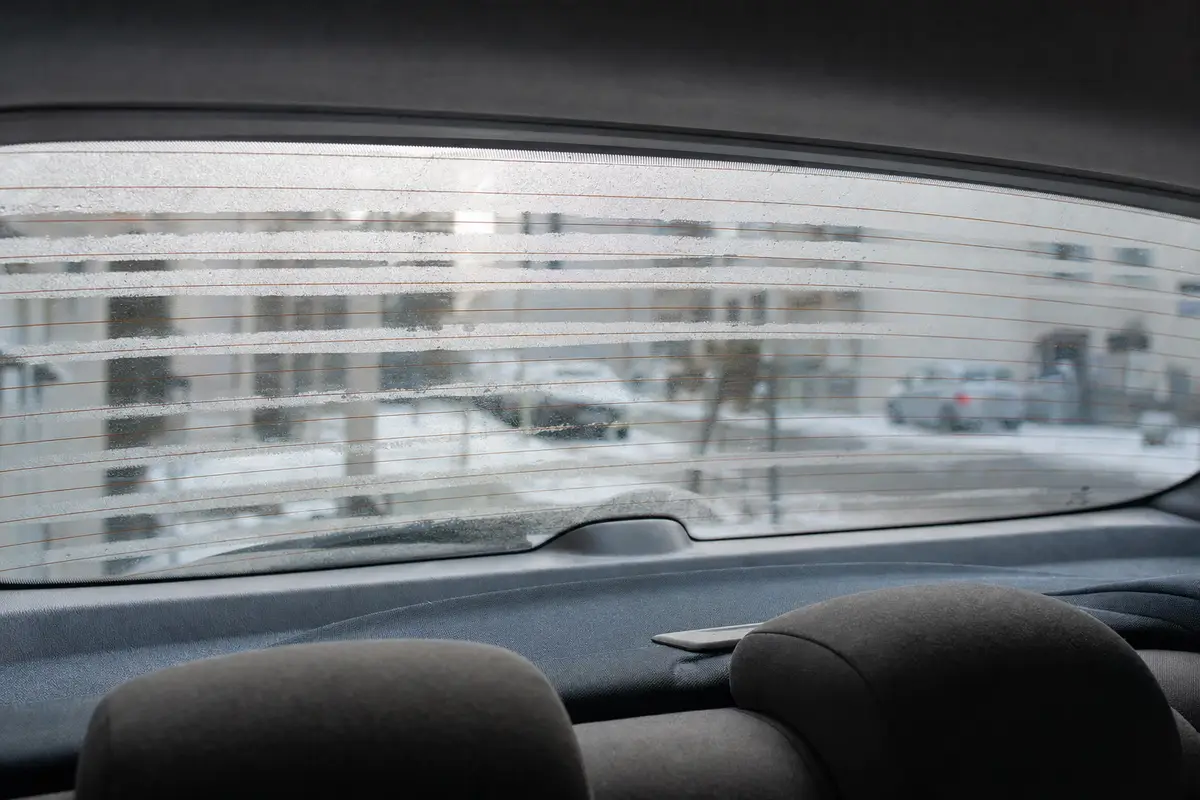 Lunotto posteriore appannato con righe del lunotto termico che creano bande pulite, vista dall’interno dell’auto