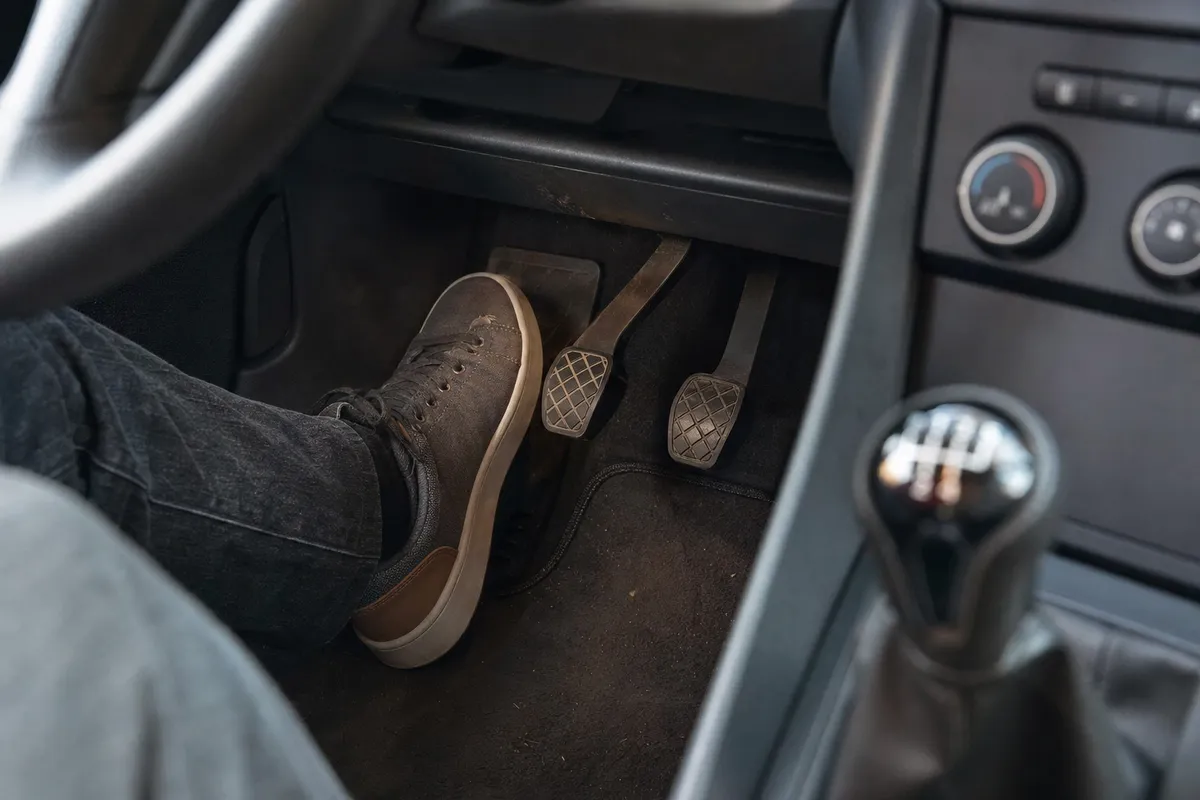 Odore di bruciato in auto: ecco perché puzza la frizione