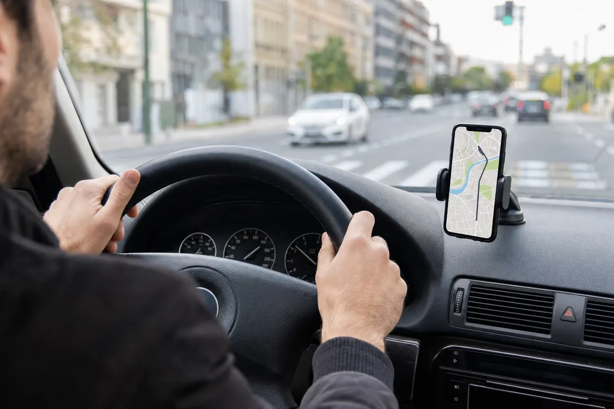 Multa e punti di penalità sulla patente per l'utilizzo del cellulare in un supporto: cosa è consentito e cosa non lo è alla guida