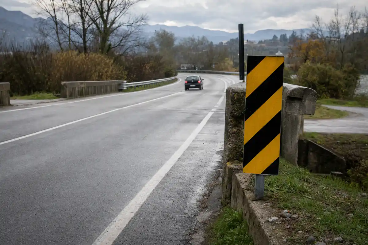 Il segnale stradale a strisce che tutti ignoriamo ma che ha un significato molto importante