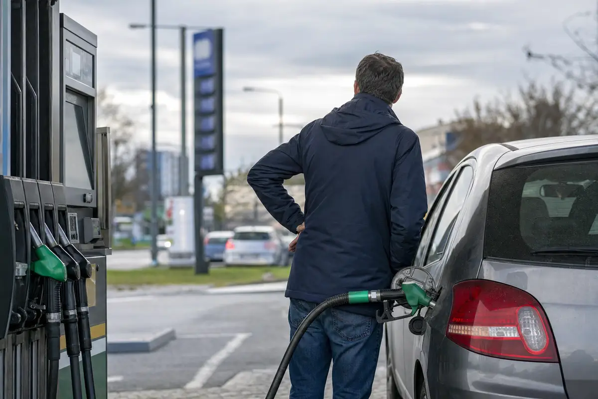 Codice rosso per gli automobilisti: presto riguarderà tutti coloro che fanno rifornimento alla propria auto