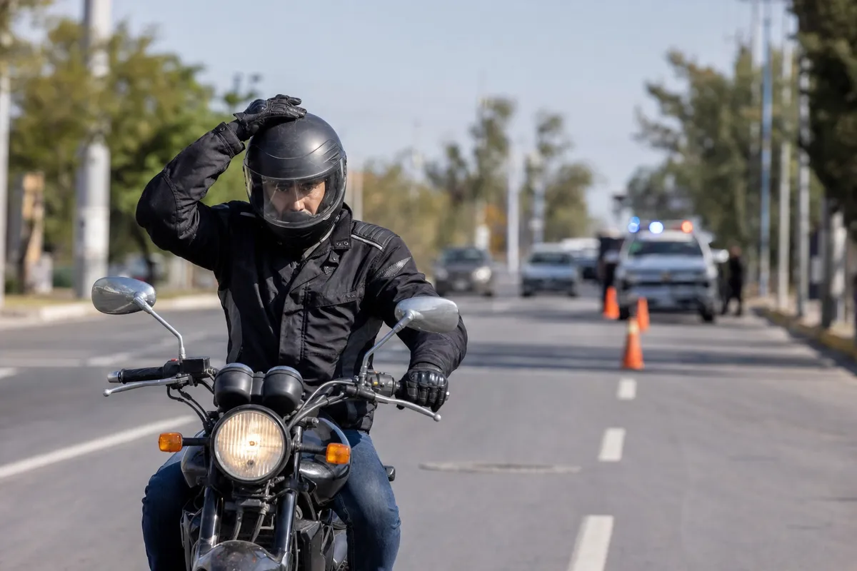 Se un motociclista si tocca il casco è un segno: ecco cosa significa